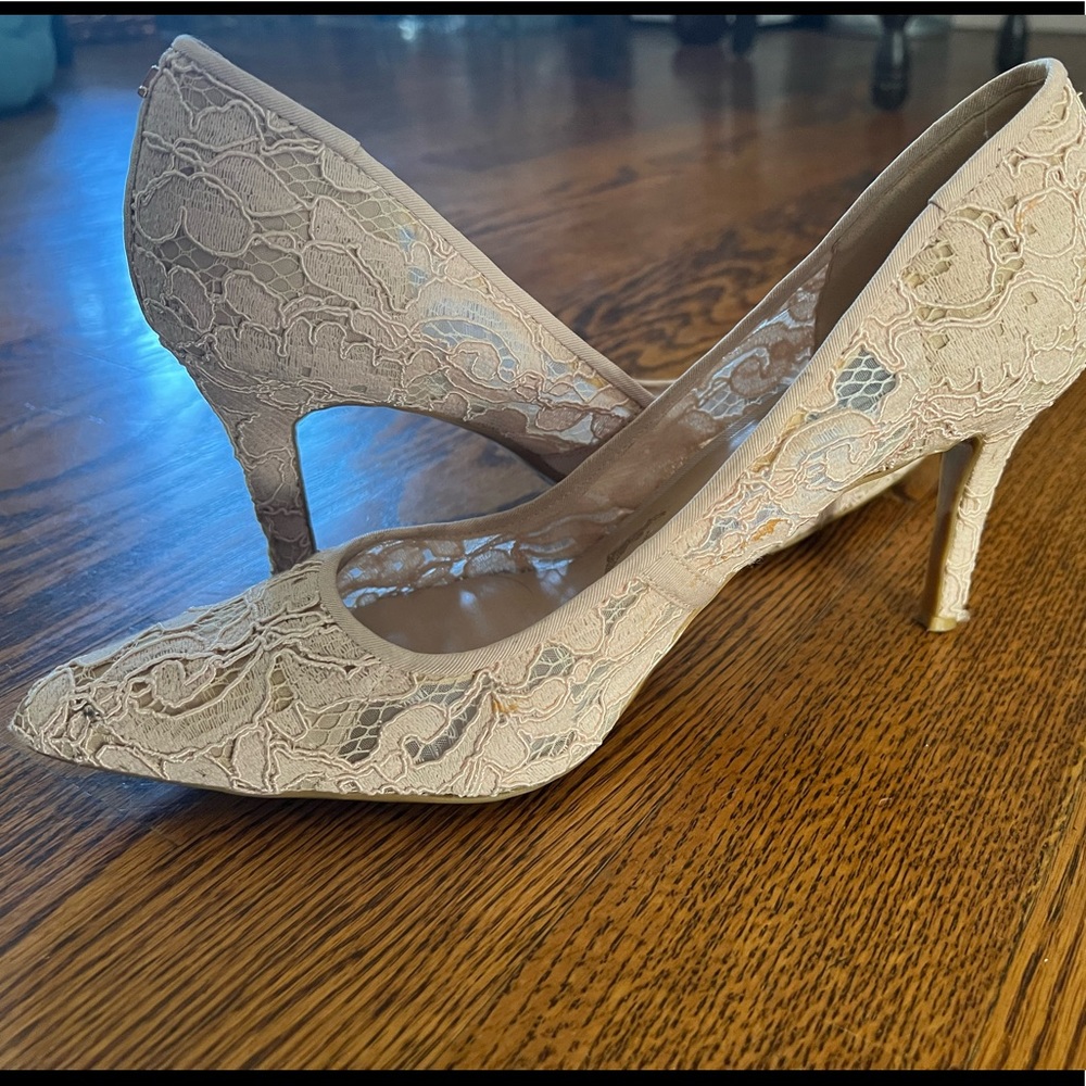 Lace, light pink heels!